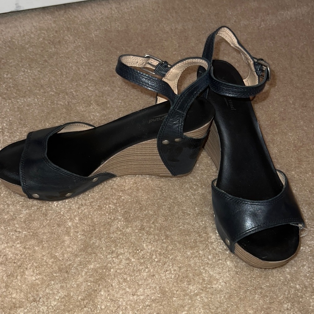 Black Wedges
